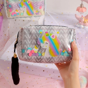 Dettaglio dell'astuccio unicorno con paillettes arcobaleno e ciondolo a pompon