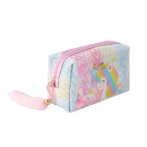 Dettaglio dell'astuccio unicorno arcobaleno con ciondolo in peluche rosa e zip
