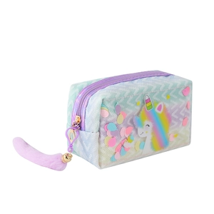 Dettaglio dell'astuccio con unicorno, paillettes arcobaleno e coda in peluche viola