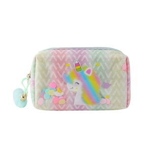 Dettaglio dell'astuccio unicorno con trama arcobaleno, palloncini 3D e campanello dorato