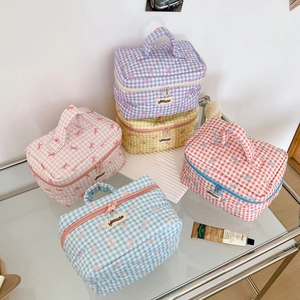 Große karierte Kosmetiktasche mit Griff und Schleifenstickerei in fünf Pastellfarben
