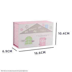 Afmetingen van de roze huisvormige opbergdoos voor kaarten: 16,6cm x 6,9cm x 10,4cm