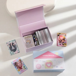 Detail von rosa und blauen hausförmigen Kartenboxen mit Fotokarten und Fensterlichtschatten