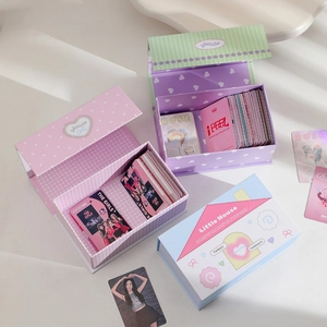 Pastellfarbene K-Pop Karten-Aufbewahrungsboxen in Rosa, Lila und Blau mit Herzmuster