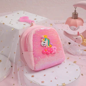 Detailaufnahme des Einhorn-Pailletten-Geldbeutels mit Kunststoffhaken und weichem Plüschstoff