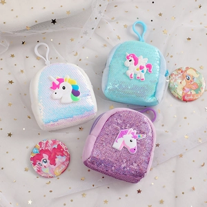 Detailansicht Mini-Pailletten-Einhorn-Geldbeutel mit My Little Pony-Badges auf Netzstoff