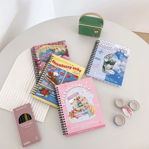 Draufsicht auf Dessert-Spiralnotizbücher und ein Vintage-Gelschreiber-Set in sechs Farben
