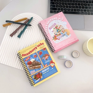 Details von rosa und gelben Spiralnotizbüchern mit niedlichen Retro-Dessert Illustrationen
