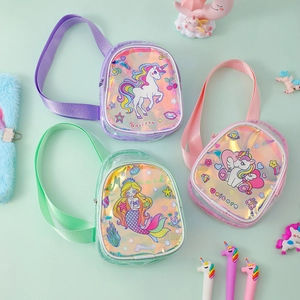 Trois sacs bandoulière enfant en PVC laser avec motifs licorne et sirène