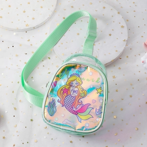 Détail de la bandoulière réglable et imprimé sirène sur sac bandoulière enfant