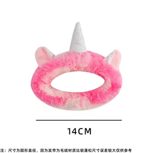 Détail du bandeau licorne en peluche rose avec corne à paillettes et oreilles douces