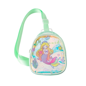 Détail macro du sac de poitrine sirène en PVC iridescent clair avec sangle réglable