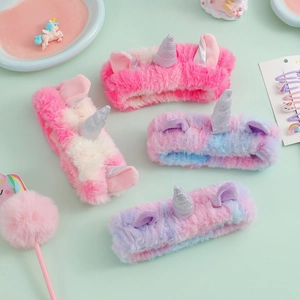 Détail macro de bandeaux licorne en peluche douce avec cornes argentées brillantes