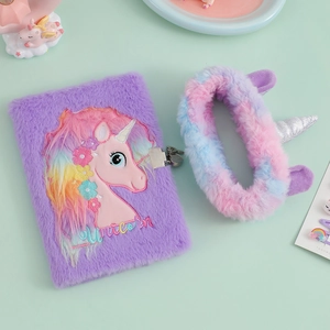 Détail d'un carnet licorne en peluche violette avec serrure et bandeau assorti