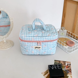 Trousse à maquillage matelassée à carreaux bleus avec nœud rose et poignée solide