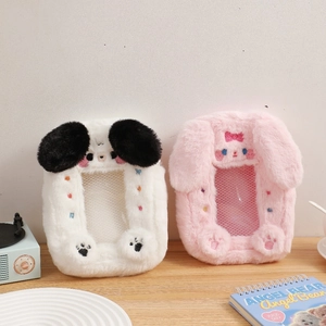 Dettaglio di simpatici porta fotocard in peluche a forma di cane e coniglio in morbido pelo