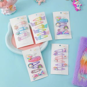 Dettaglio di fermagli per capelli unicorno per bambina con fiocchi glitterati e arcobaleni