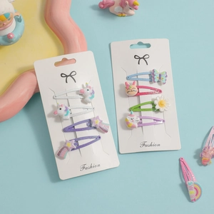 Dettaglio del set da 6 fermagli per capelli unicorno con glitter su carta