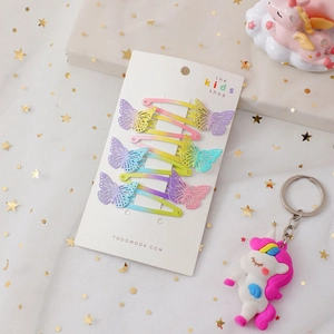 Dettaglio di 6 mollette a farfalla con glitter su cartoncino decorativo espositivo