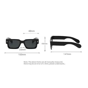 Spécifications de taille pour lunettes de soleil carrées avec accents de clous argentés