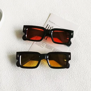 Lunettes De Soleil Carrées Rétro UV400 Mode Tendance Monture Épaisse Décor De Rivets Fléchés Voyage En Plein Air Femmes Hommes