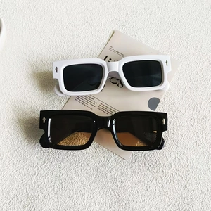 Lunettes de soleil carrées chics en noir et blanc avec rivets fléchés vintage