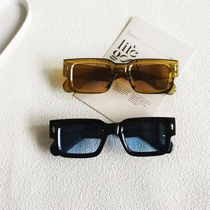 Lunettes de soleil carrées rétro noir et ambre avec rivets métalliques en flèche
