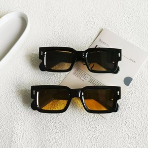 Lunettes de soleil carrées vintage avec monture noire et rivets flèche argentés sur blanc