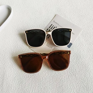 Moderne quadratische Oversize-Sonnenbrille mit Stern-Dekor und Kettendesign-Bügeln