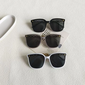 Quadratische Stern-Sonnenbrille in Schwarz, Grau und Weiß mit Metallketten-Details am Bügel