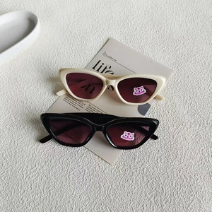 Modische Kinder-Sonnenbrille im Katzenaugen-Stil in Beige und Schwarz mit UV-Schutz