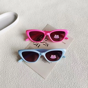 Detail der rosafarbenen und blauen Katzenaugen-Kindersonnenbrille mit Cartoon-Tiger