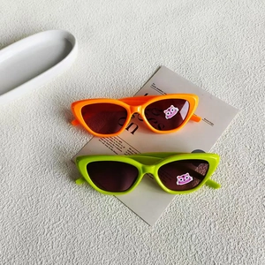 Cat-Eye-Kindersonnenbrille in Orange und Limettengrün mit süßen Tiger-Aufklebern