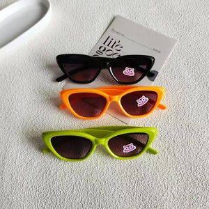Drei bunte Katzenaugen-Kindersonnenbrillen in Schwarz, Orange und Neon-Grün