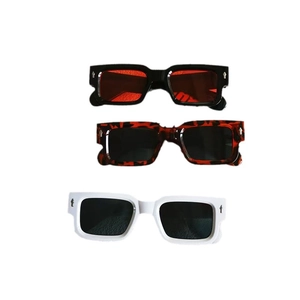 Lunettes de soleil carrées à monture épaisse avec rivets fléchés argentés variés