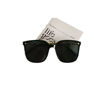 Schwarze quadratische Übergroße Sonnenbrille mit goldenen Sternen und Kettenstruktur