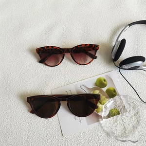 Retro cat-eye sunglasses in tortoiseshell and dark brown frames for a stylish vintage look