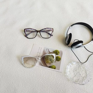 Retro cat-eye sunglasses with tortoiseshell and transparent frames for fashion sun protection