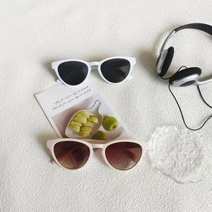 Vintage-Cat-Eye-Sonnenbrille in weißem und beigeem Rahmen mit stylischen Accessoires