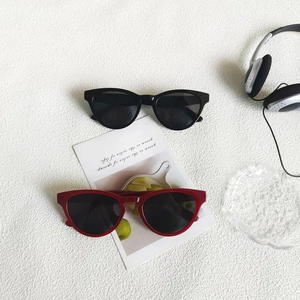 Flachbild von Vintage-Cat-Eye-Sonnenbrillen in Schwarz und Rot auf weißem Hintergrund
