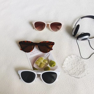 Retro-Cateye-Sonnenbrillenset in Creme, Schildpatt und Weiß mit getönten Gläsern