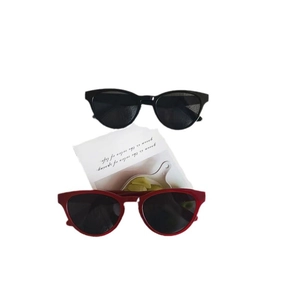 Retro-Cateye-Sonnenbrillen-Set mit schwarzen und roten Rahmen im Vintage-Stil für Damen