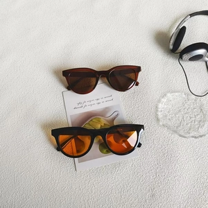 Retro cat-eye sunglasses in black and tortoiseshell frames with UV400 protection