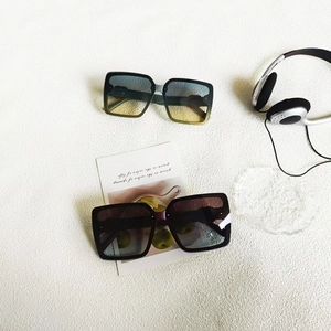 Vue de dessus de lunettes de soleil carrées stylées avec verres dégradés sur fond blanc