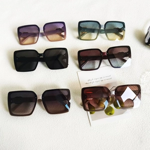 Lunettes de soleil carrées à la mode avec verres dégradés et montures épaisses mixtes