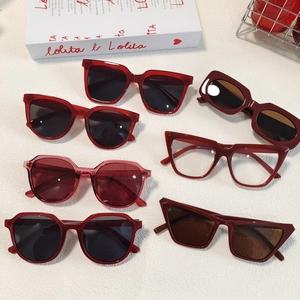 Vue à plat de lunettes de soleil rouges irrégulières vintage avec divers cadres