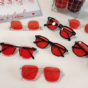 Collection de lunettes de soleil rétro avec montures noires et verres rouges vifs