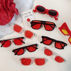 Collection de lunettes de soleil rétro aux verres rouges et styles de montures variés