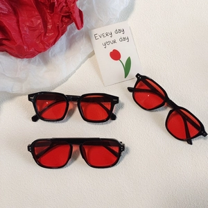 Trois styles de lunettes de soleil rétro noires à verres rouges sur fond tendance