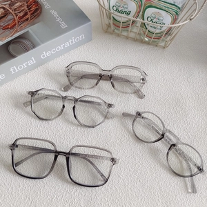 Retro Square Sunglasses Women Vintage Cat Eye Transparent Grey Frame UV400 Protection Chic Resin Lens Fashion Eyewear